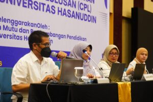 Narasumber berbicara dalam forum Universitas Hasanuddin
