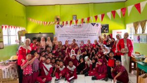 Foto bersama siswa dan guru di kelas