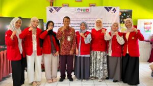 Tim mahasiswa dan dosen berpose bersama di kelas