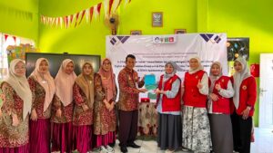 Penyerahan buku dalam kegiatan kemitraan sekolah