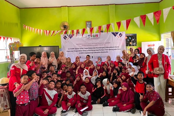 Siswa dan guru berfoto bersama di kelas