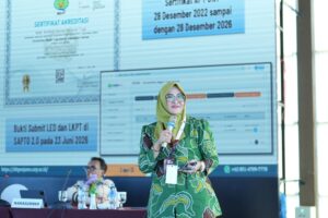 Pembicara berhijab menyampaikan presentasi di seminar