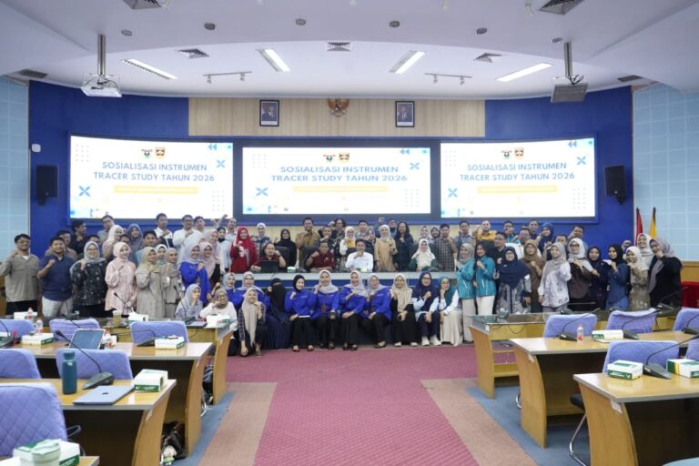 Foto bersama peserta sosialisasi instrumen tracer study tahun 2026