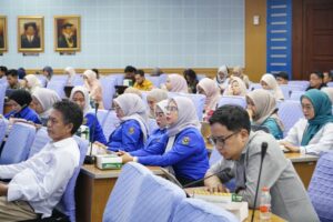 Peserta menghadiri rapat di ruang konferensi