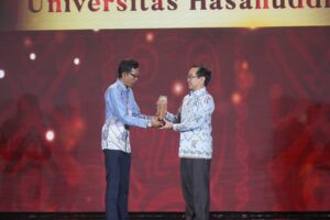 Penyerahan penghargaan di panggung Universitas Hasanuddin