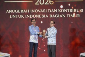 Penyerahan penghargaan inovasi Indonesia Timur 2026