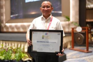 Pria memegang penghargaan untuk Universitas Hasanuddin