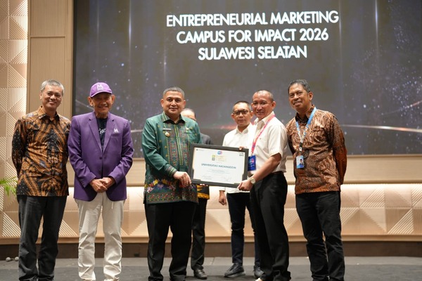 Penyerahan sertifikat Entrepreneurial Marketing Campus Sulawesi Selatan