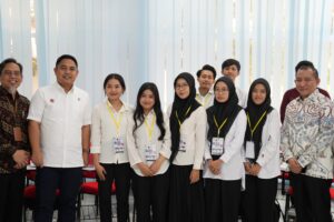 Peserta dan panitia berfoto bersama di acara kelas migran