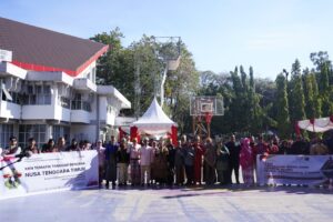 Peserta KKN tanggap bencana berfoto bersama di Nusa Tenggara Timur