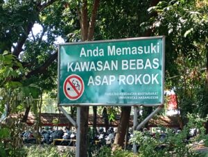 Papan kawasan bebas asap rokok di kampus