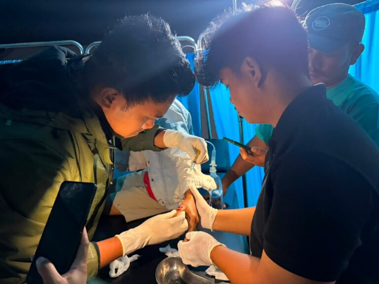 Tengah Malam Pascagempa, KKN Tematik Bencana Unhas Bergerak Tangani Warga dengan Luka Berat