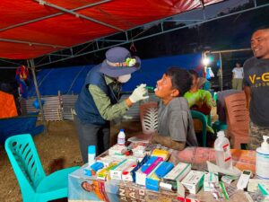 Tengah Malam Pascagempa, KKN Tematik Bencana Unhas Bergerak Tangani Warga dengan Luka Berat