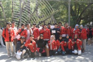 Kelompok mahasiswa berjaket merah berfoto bersama