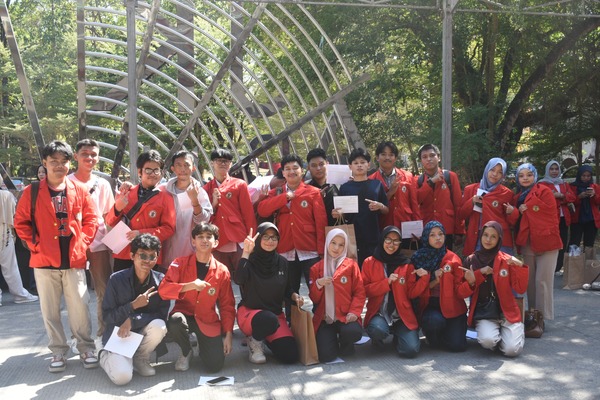 Kelompok mahasiswa berjaket merah berfoto bersama