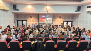 Foto bersama mahasiswa di aula kampus