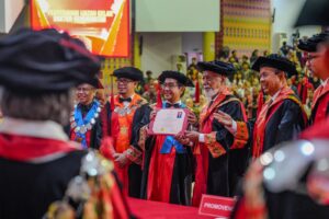 Penyerahan ijazah doktor dalam wisuda universitas