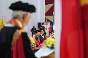 Akademisi menghadiri upacara wisuda di aula kampus