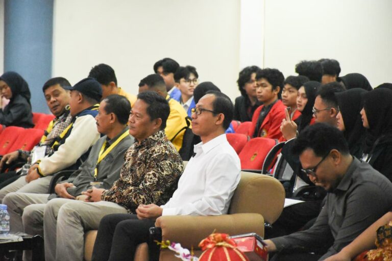 Peserta menghadiri acara di auditorium dengan kursi merah