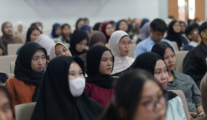 University students listening attentively in a crowded lecture hall