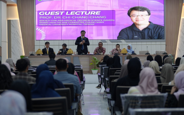 Professor Chang Chang delivers guest lecture to university audience