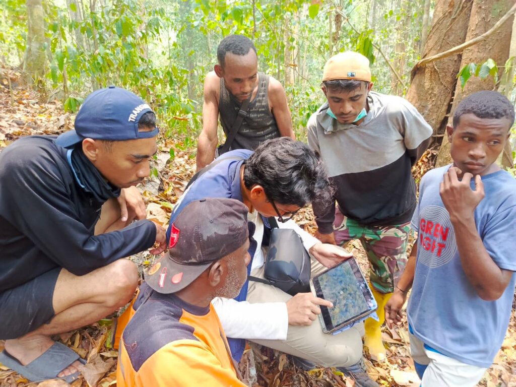 Tim Ekspedisi Patriot Unhas Bantu Warga Kendalikan Karhutla di Fakfak Timur