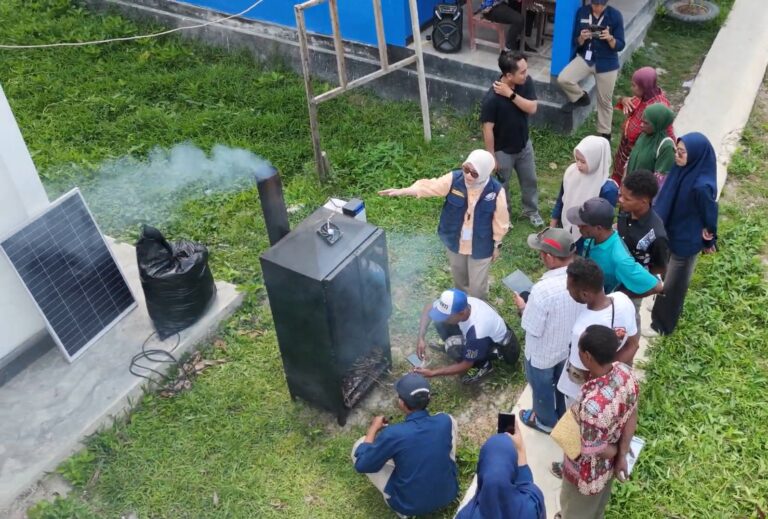 TEP Unhas Kenalkan Smart Solar Biomass Dryer kepada Petani Pala di Weri-Saharey