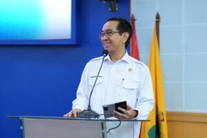 Pejabat berbicara di podium dengan mikrofon