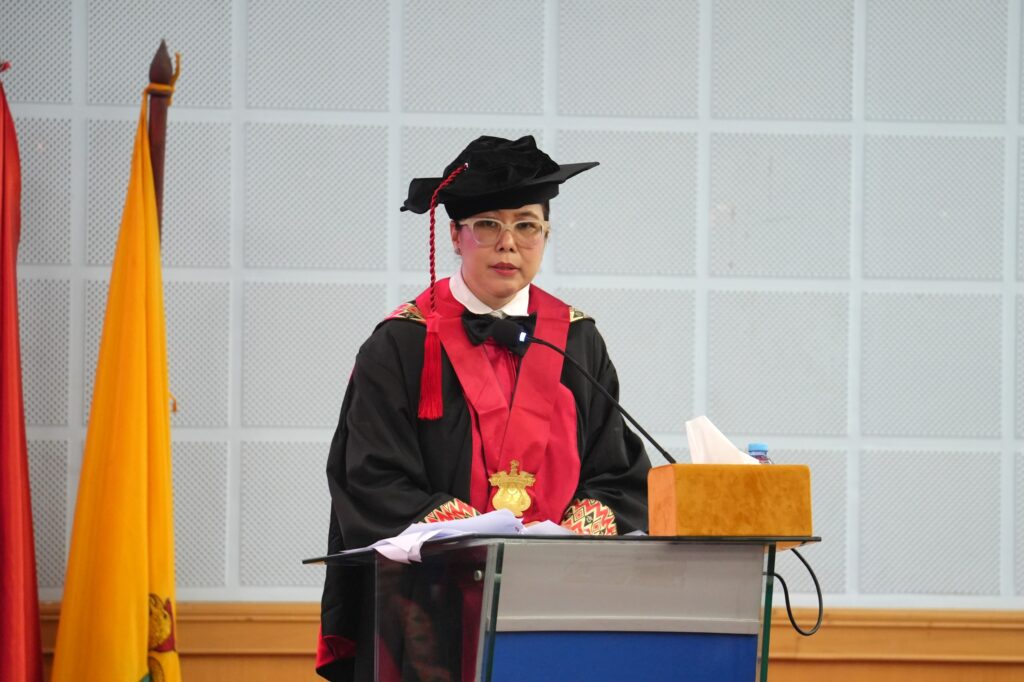 Pria berjubah akademik berpidato di podium