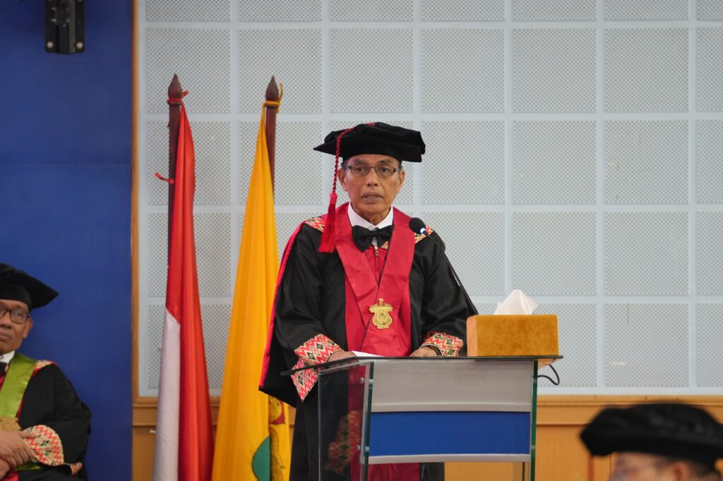 Pria berjubah akademik berpidato di podium