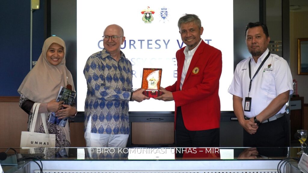 University officials exchange commemorative plaque during courtesy visit