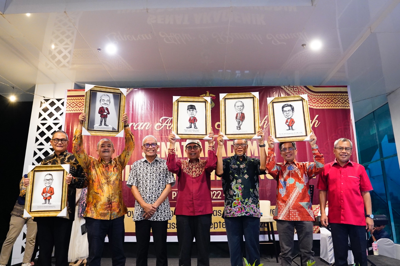 Lima pria mengangkat potret karikatur dalam acara penghargaan