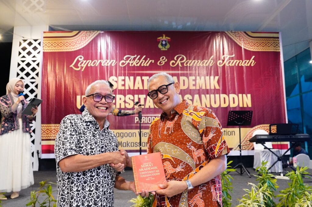 Penyerahan buku Senat Akademik Universitas Hasanuddin