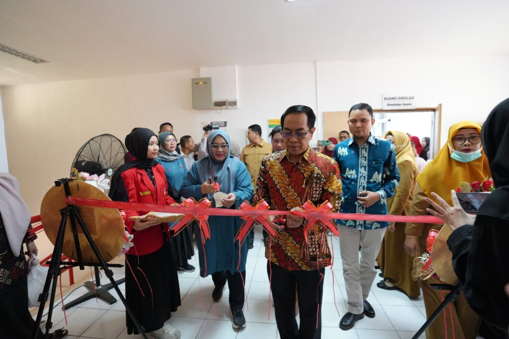 Peresmian Ruang Simulasi dengan pemotongan pita merah