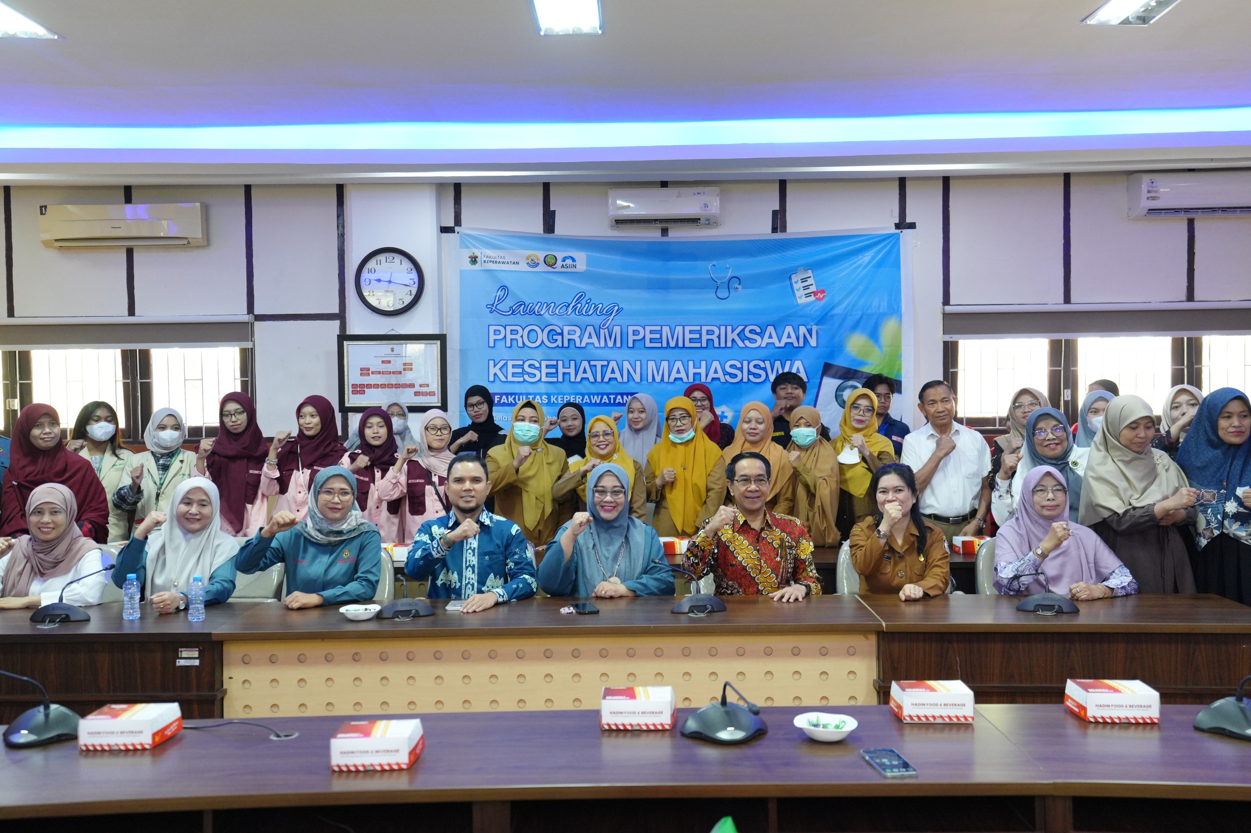 Peserta berfoto pada peluncuran program pemeriksaan kesehatan mahasiswa