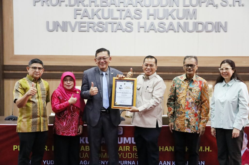Penyerahan penghargaan di Fakultas Hukum Universitas Hasanuddin