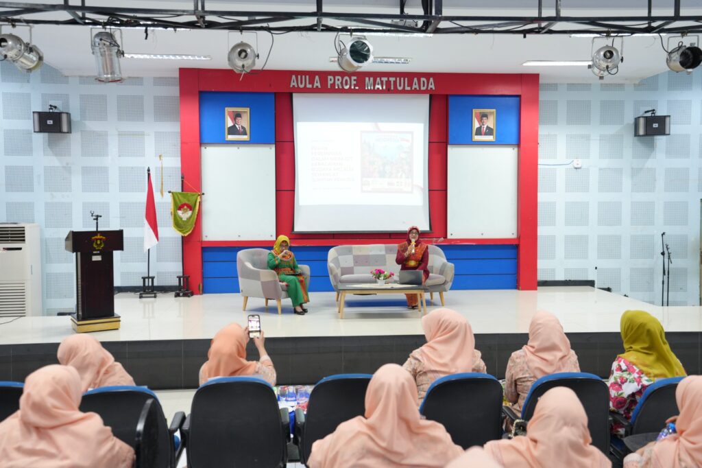 Dua pembicara perempuan di Aula Prof. Matulada