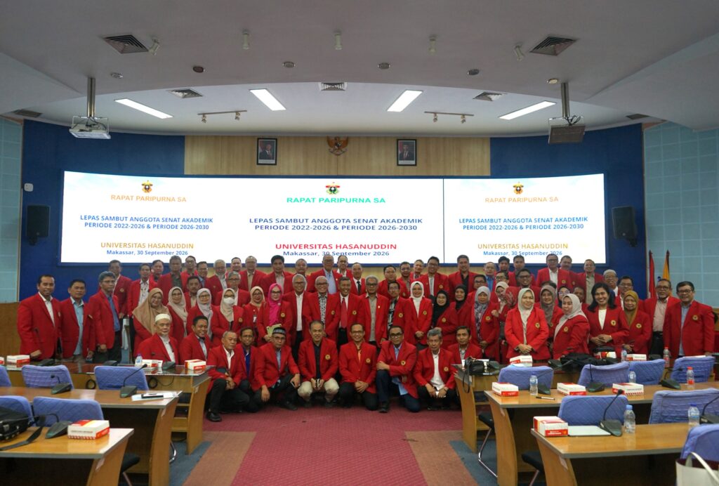 Foto bersama Senat Akademik Universitas Hasanuddin berjas merah