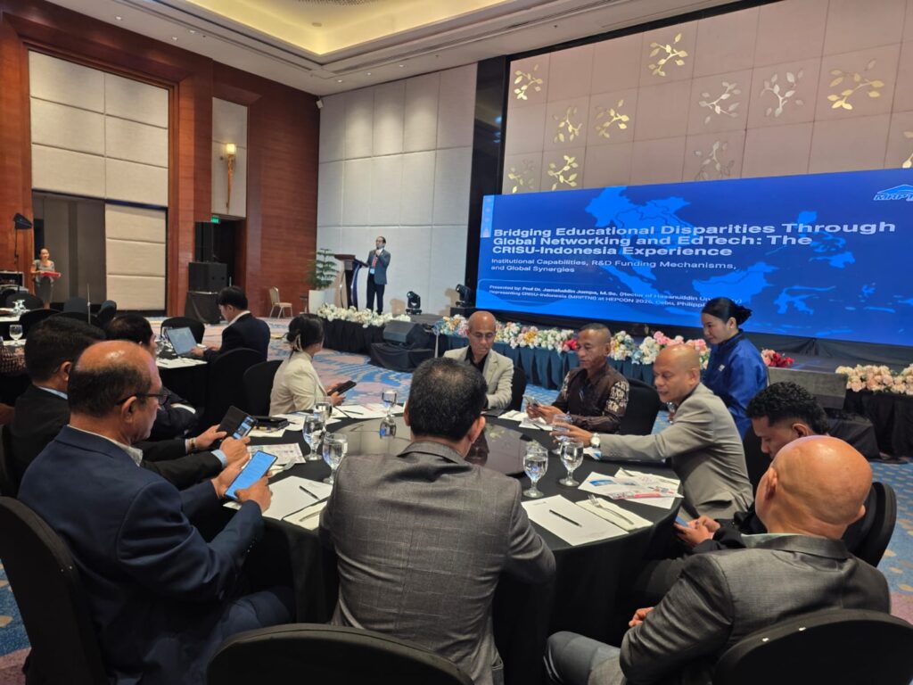 Peserta menghadiri forum pendidikan internasional di ruang konferensi