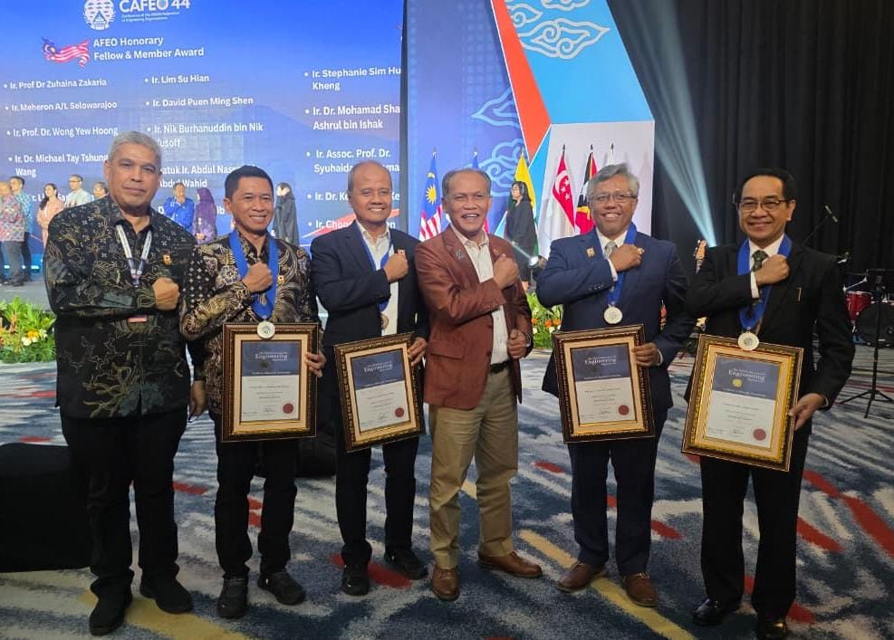 Lima pria berpose usai menerima penghargaan CAFEO 44