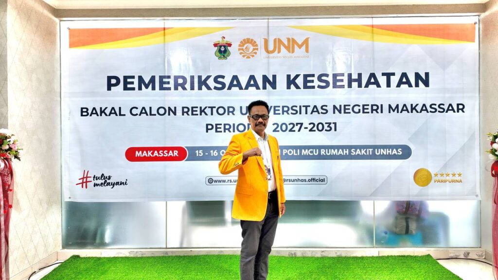 Calon rektor UNM berpose usai pemeriksaan kesehatan
