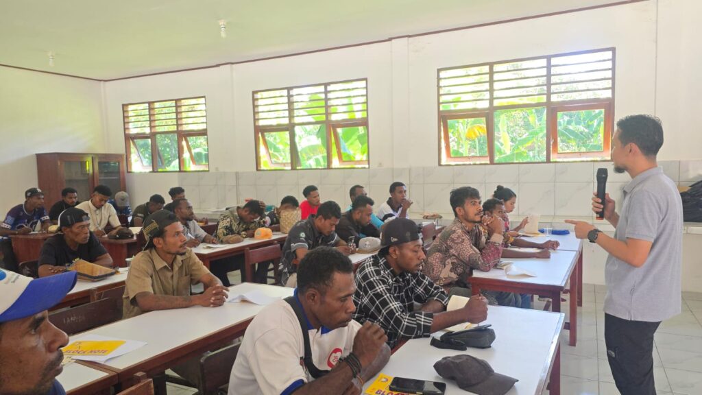 Instruktur memberi pelatihan kepada peserta di ruang kelas