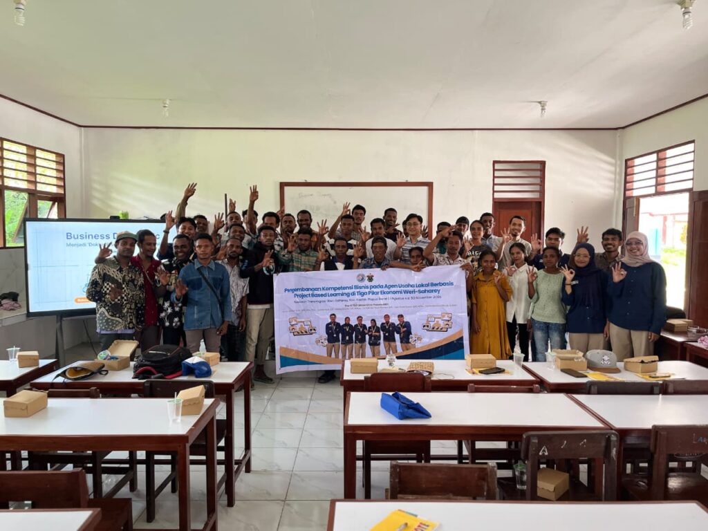 Peserta pelatihan bisnis berfoto bersama di ruang kelas