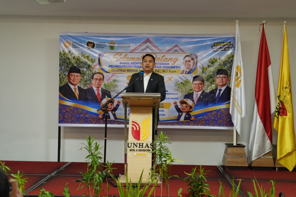 Pejabat berpidato di podium acara Universitas Hasanuddin