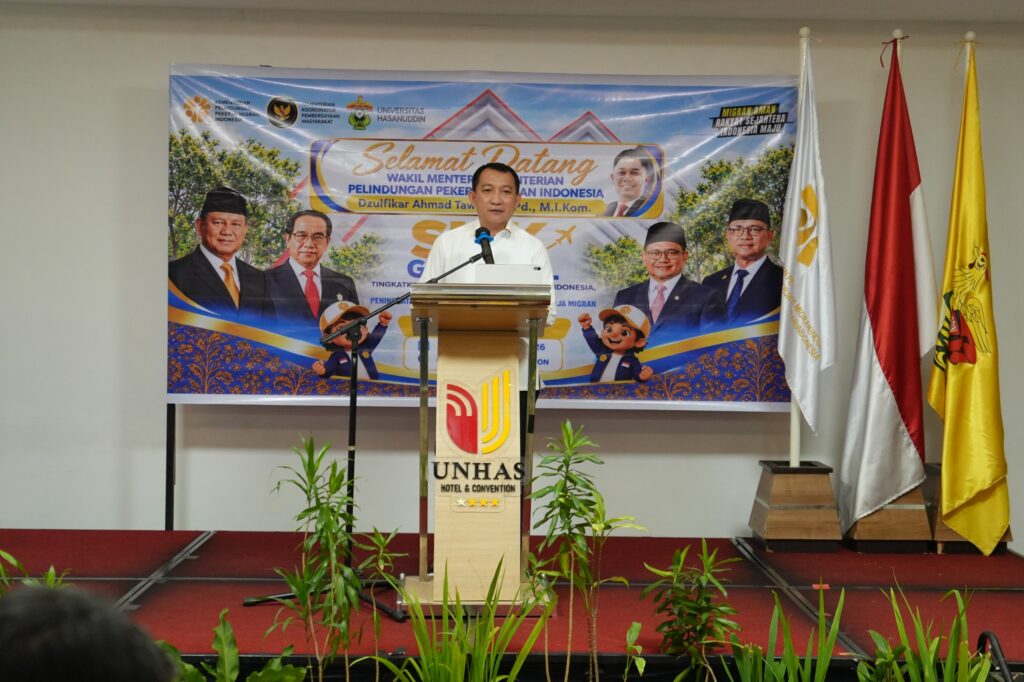 Pejabat berpidato di podium acara Universitas Hasanuddin