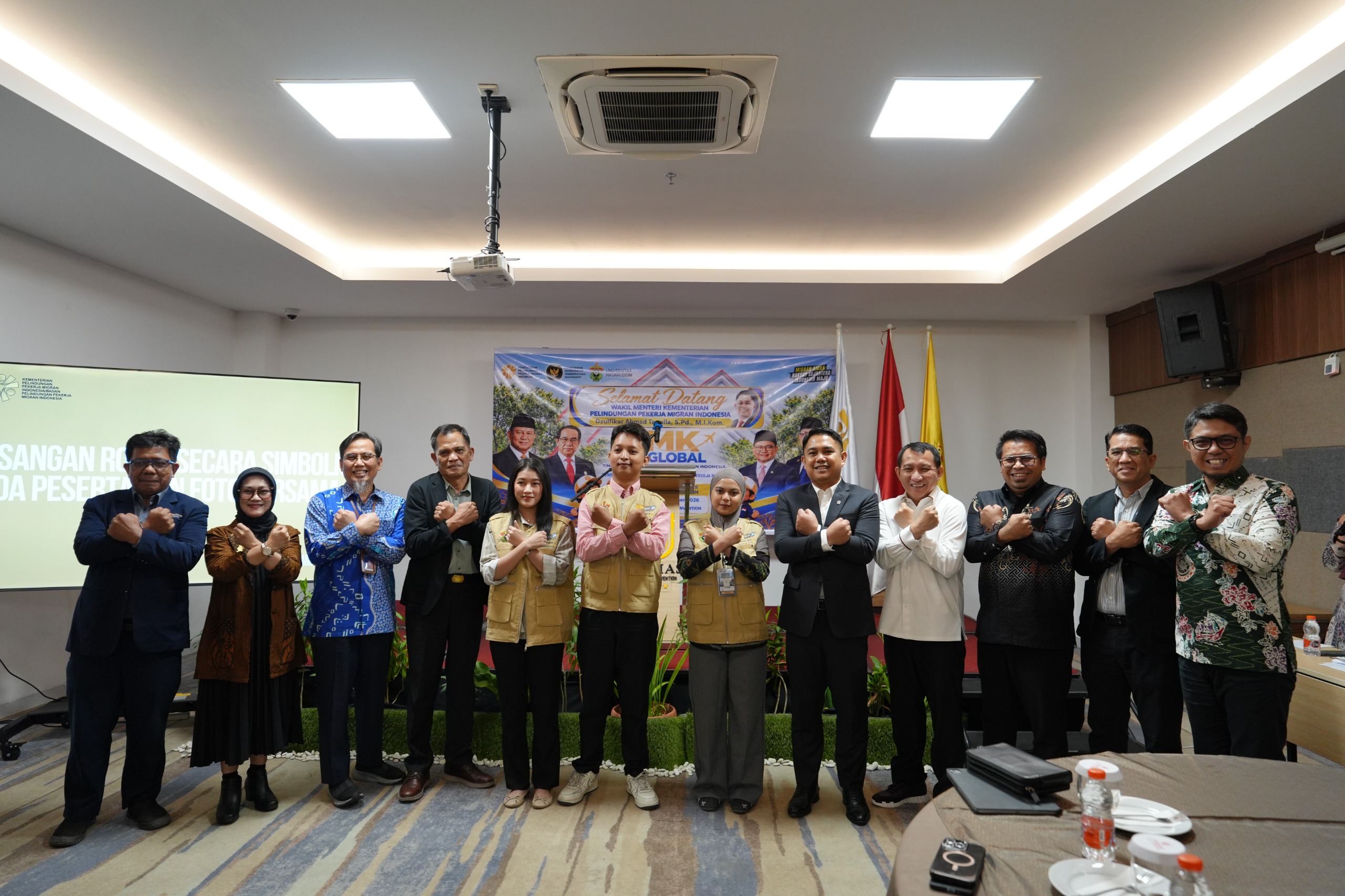 Peserta acara berfoto bersama dengan pose tangan menyilang