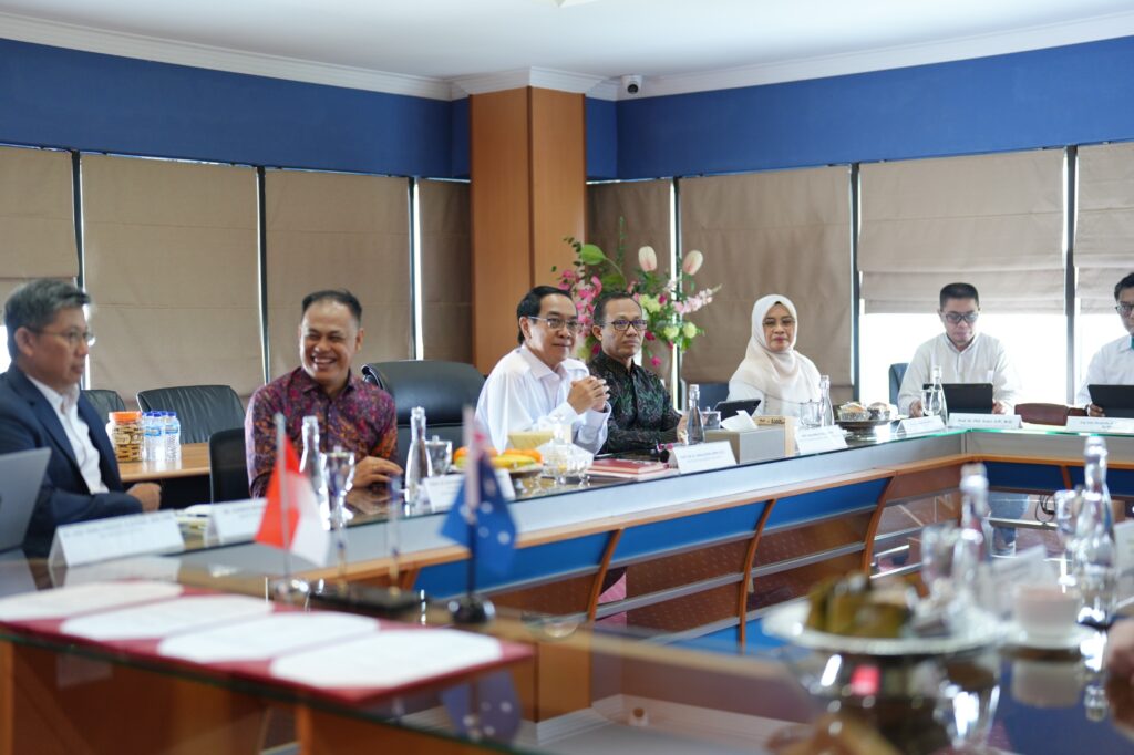 Peserta rapat duduk di meja konferensi