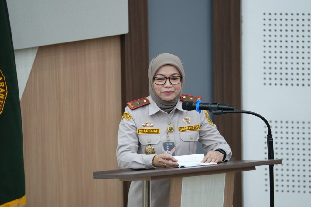 Petugas karantina berhijab berbicara di podium