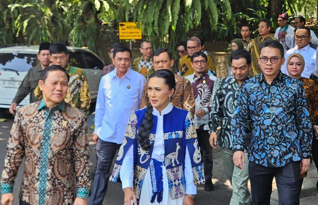 Rombongan pejabat berjalan mengenakan busana batik
