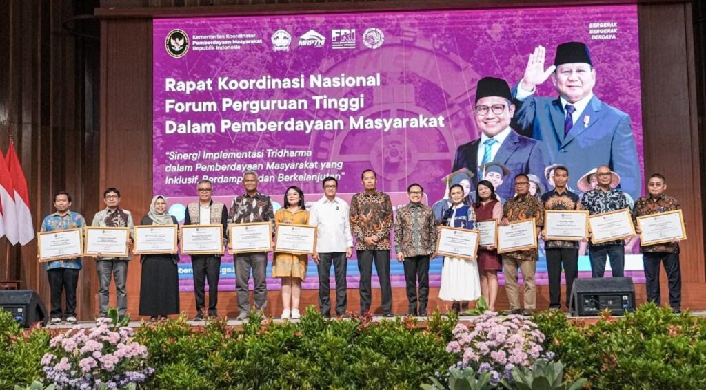 Penerima penghargaan berfoto pada Rakornas Forum Perguruan Tinggi
